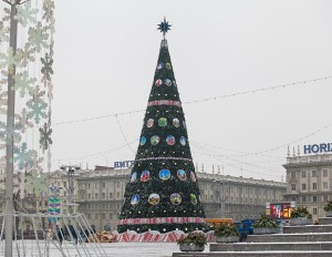 Árvore de Ano Novo montada na Praça Kastrytchnitskaya, em Minsk.