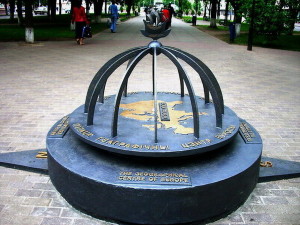 Monumento que marca o centro geográfico da Europa, em Polatsk, Belarús.
