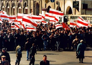 Manifestação no Dia de independência 25 de março, em Minsk, em 1996.  Foto de Hieorhi Lichtarovič 