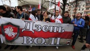 Manifestação no Dia de independência de 25 de março, em Minsk, em 2014.  Fonte: svaboda.org 