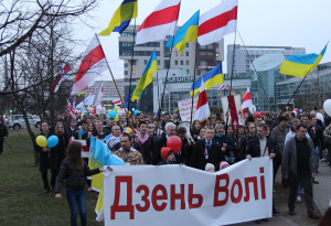 Manifestação no Dia de independência de 25 de março, em Minsk, em 2014.  Fonte: www.pyx.by 
