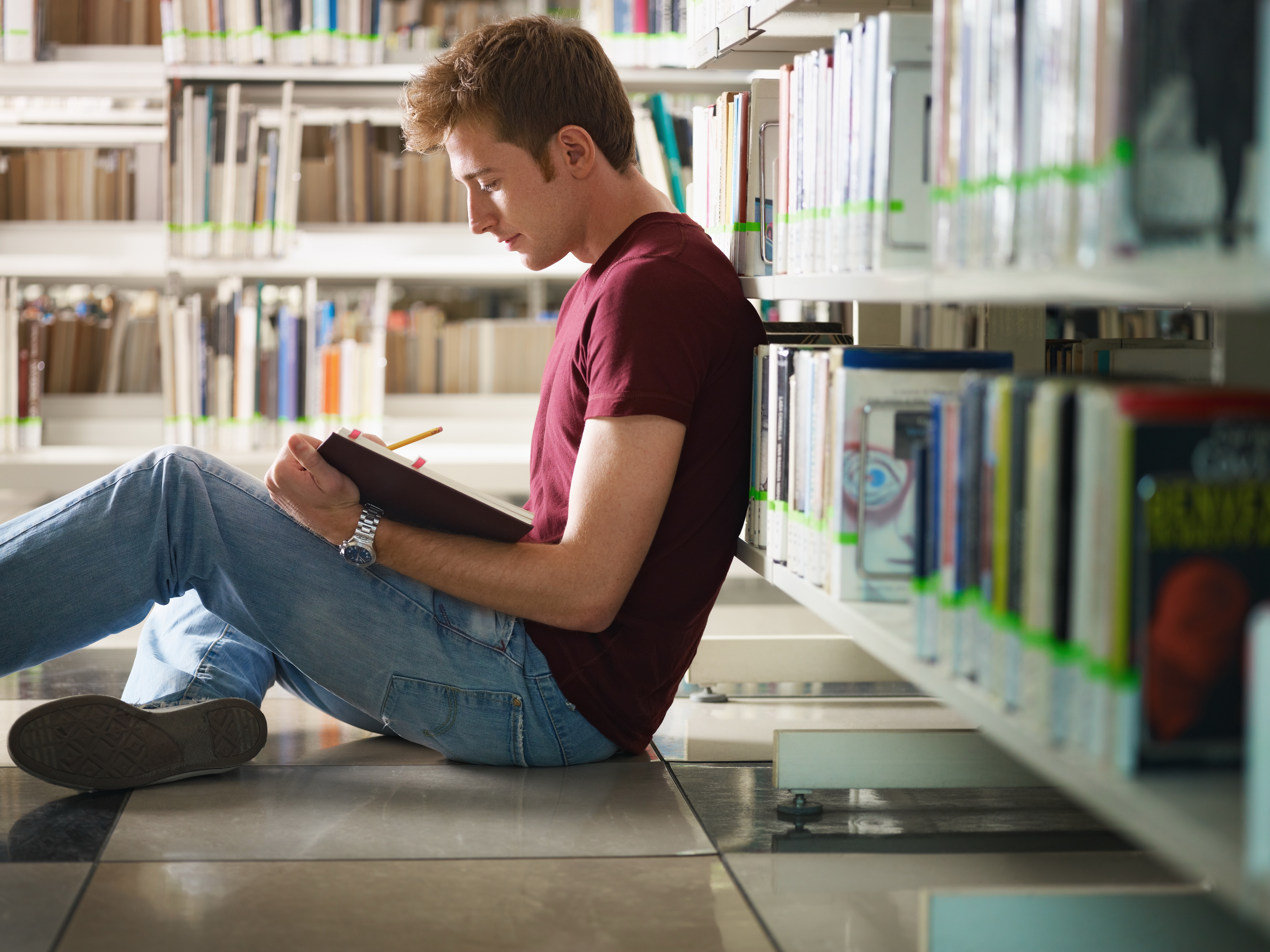 Reading school life. Человек с книжкой. Парень с книгой. Книга человек. Мужчина в библиотеке.